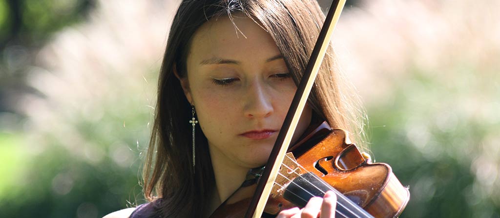 Carolina playing her violin